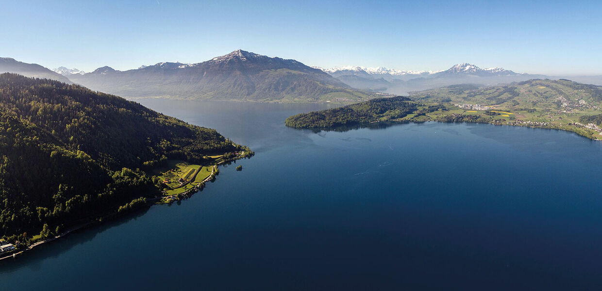 [Der Zugersee:]</br>Tiefblaues Wasser zwischen mächtigen Bergen