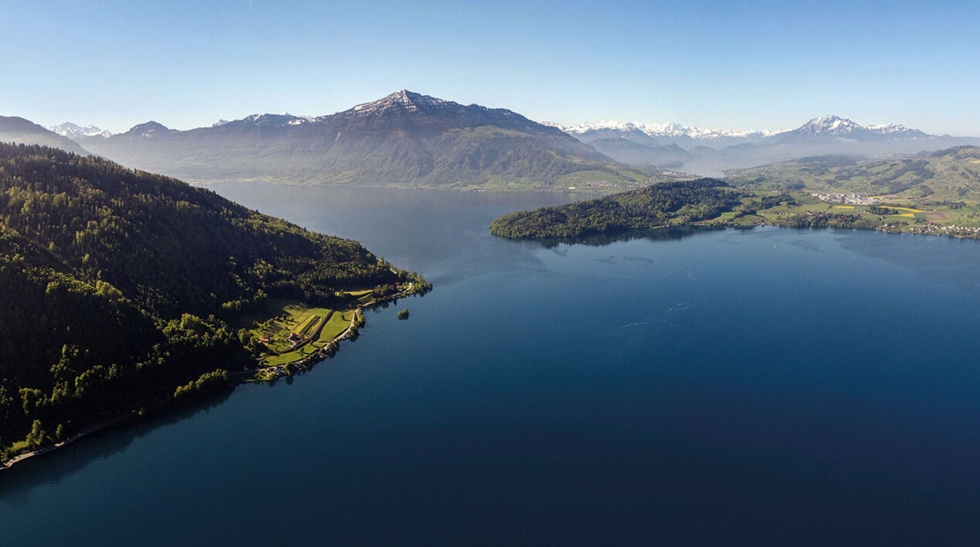 [Der Zugersee:]</br>Tiefblaues Wasser zwischen mächtigen Bergen